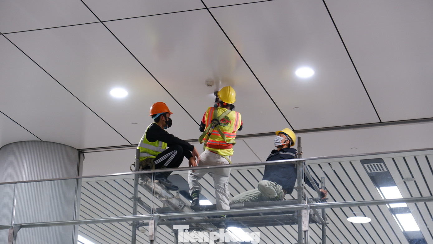 Các công nhân thực hiện các công việc còn lại như kiểm tra, dọn dẹp, đảm bảo công tác vận hành thương mại vào ngày 22/12 tới đây.