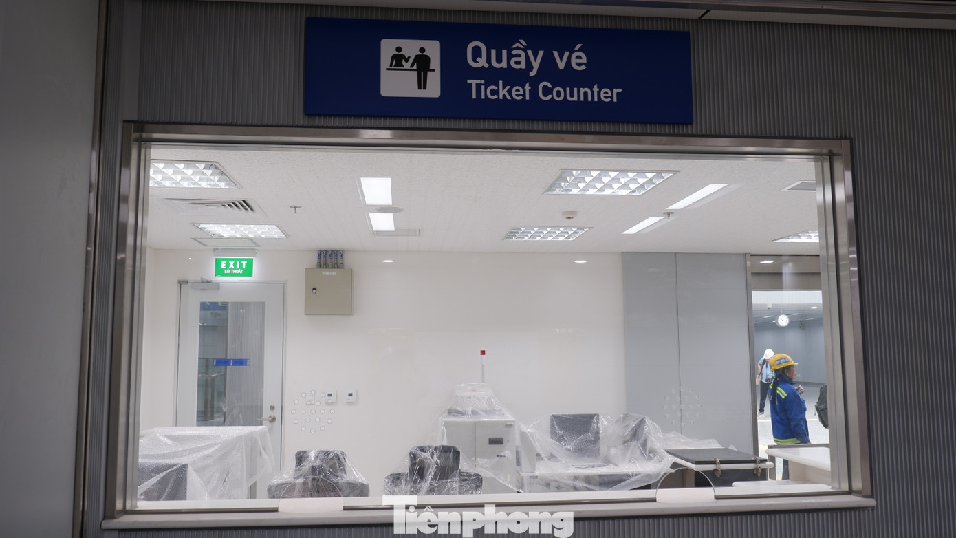 Các phòng bán và điều chỉnh vé, giám sát an ninh, làm việc của nhân viên nhà ga đã hoàn thiện.