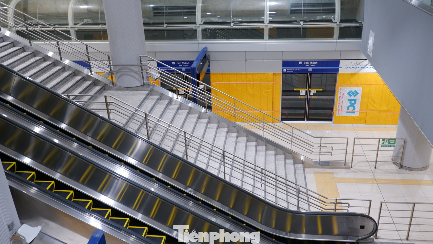 Nhà ga trung tâm Bến Thành tuyến metro số 1 được thiết kế 4 tầng ngầm với chiều sâu khoảng 30 m, rộng 45 m và dài 235 m. Ảnh: Hữu Huy