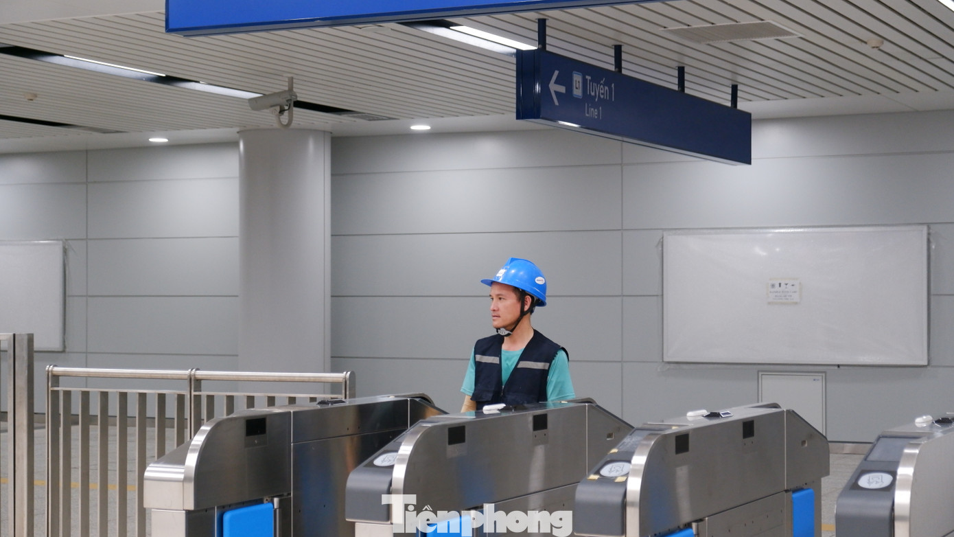 Tầng 1 rộng khoảng 45.0000m2, bao gồm khu vực sảnh chính, quầy vé và các cửa kiểm soát. Ngoài chức năng sảnh chờ, bán vé, trong tương lai sẽ tích hợp trung tâm thương mại rộng 18.100m2, hành lang và quảng trường ngầm rộng 21.500m2. Ảnh: Hữu Huy