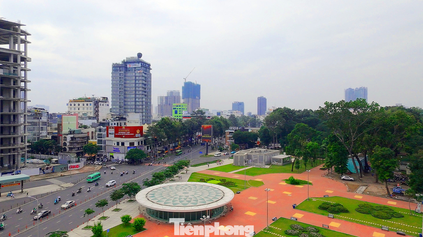 Ga ngầm Bến Thành nằm ở trung tâm quận 1 (TPHCM), đây là nhà ga lớn nhất của tuyến metro số 1 TPHCM. Theo quy hoạch, ngoài tuyến metro số 1, ga ngầm này còn kết nối với các tuyến metro khác hình thành trong tương lai (tuyến metro số 2, số 3A và số 4). Trong ảnh: Khu vực giếng trời lấy sáng tự nhiên của nhà ga Bến Thành nhìn từ trên cao. Ảnh: Hữu Huy