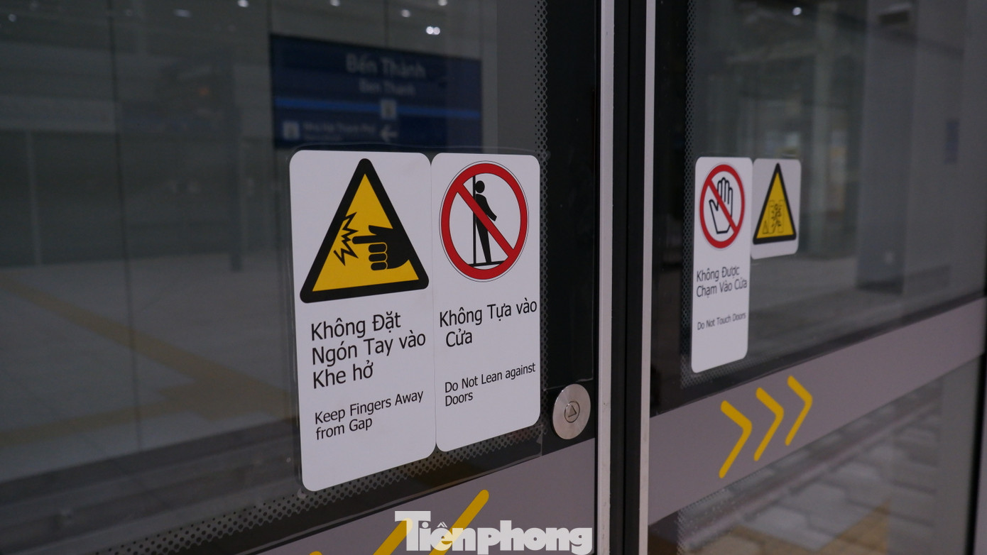 Khu vực ke ga (lối lên xuống tàu) được lắp cửa tự động. Cửa chắn ke ga đảm bảo an toàn cho hành khách lên xuống tàu, đồng thời việc sử dụng cửa tự động sẽ giúp giảm nhân sự vận hành ở khu vực ga.