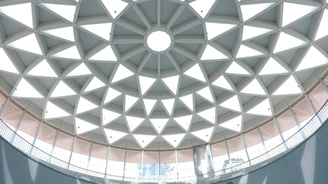 Theo chủ đầu tư, giếng trời được thiết kế với phối cảnh nhìn từ trên xuống có hình hoa sen, được đan xen bởi 2 vật liệu chính: kính và tấm nhôm tổ ong với phần lớn các vật liệu nhập khẩu trực tiếp từ Nhật Bản có khả năng chống chịu thời tiết tốt, cách nhiệt vượt trội. Ảnh: Hữu Huy