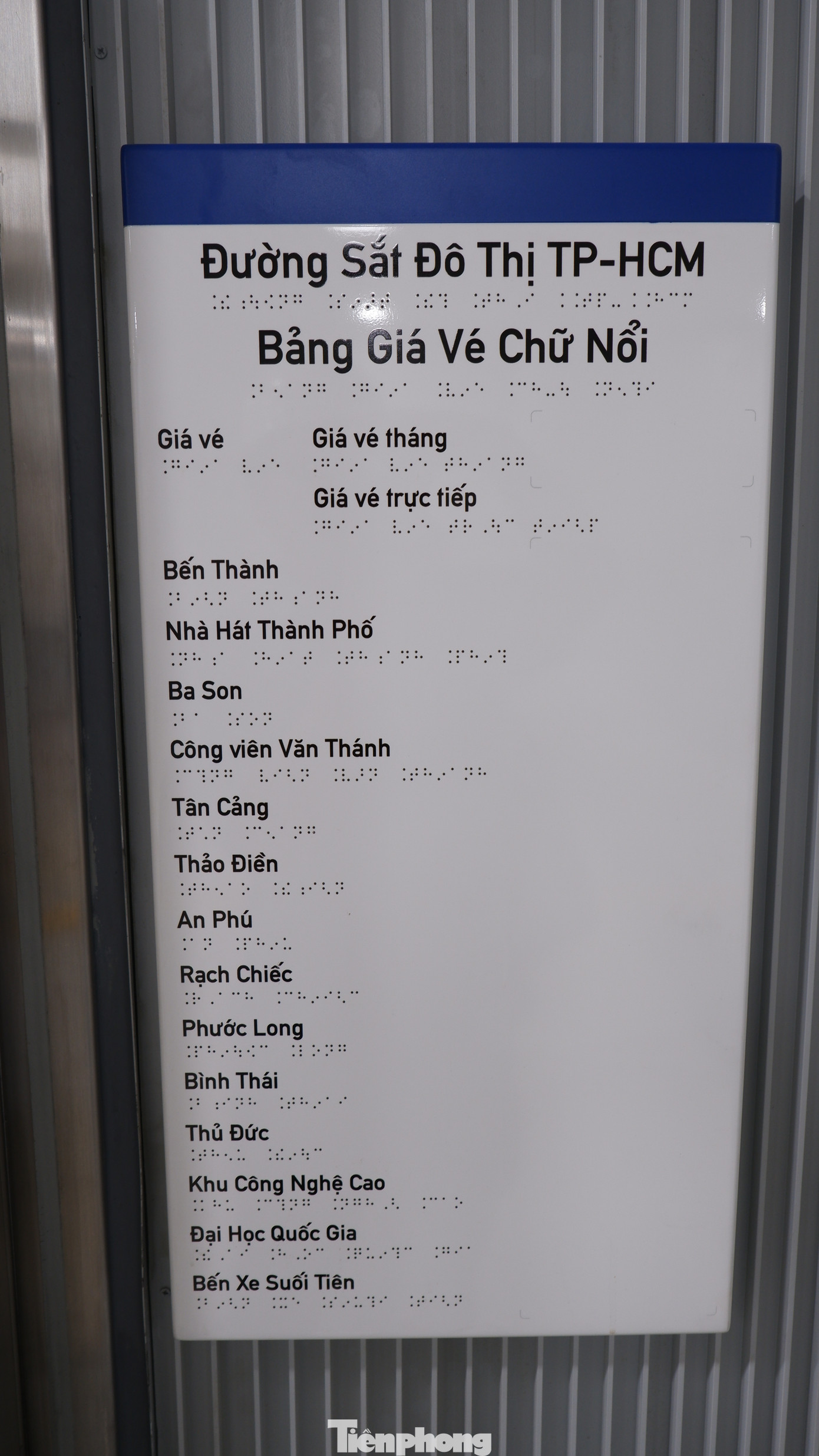 Bảng giá vé chữ nổi được đặt cạnh máy bán vé.