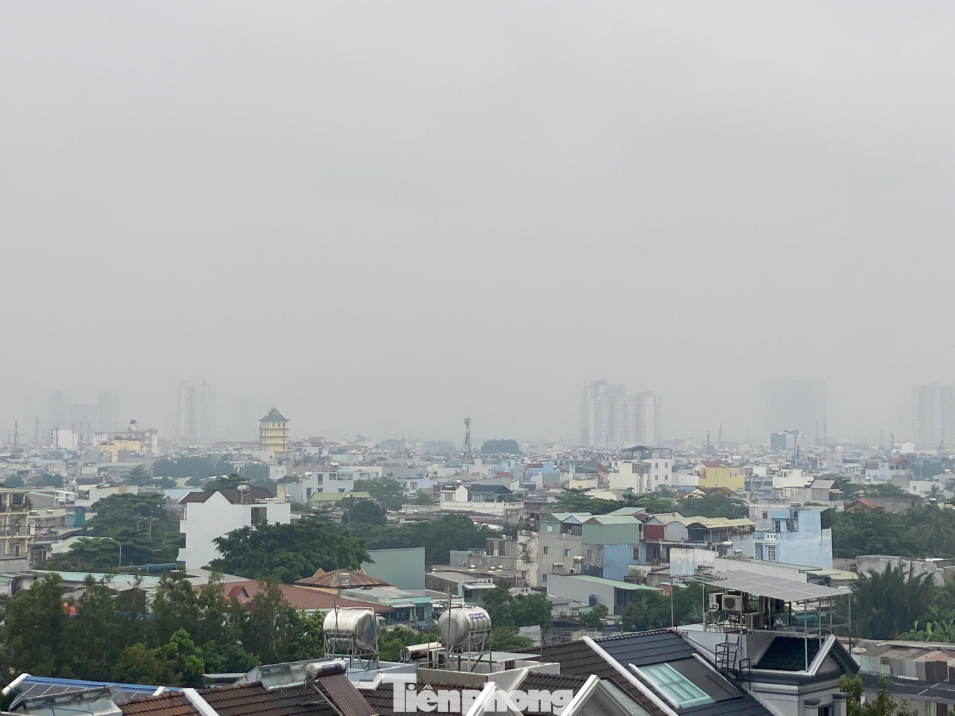 Sáng 3/12, bầu trời TPHCM âm u, không có nắng, mưa rào và sương mù xuất hiện nhiều nơi. Ảnh: Hữu Huy Sáng 3/12, bầu trời TPHCM âm u, không có nắng, mưa rào và sương mù xuất hiện nhiều nơi. Ảnh: Hữu Huy