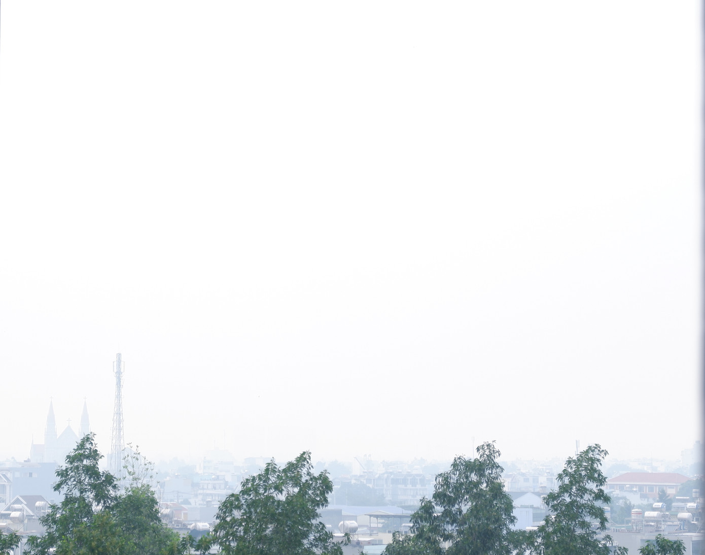 Sương mù trắng bao phủ khắp TPHCM và các tỉnh, thành lân cận khiến người liên tưởng đến khung cảnh như Đà Lạt.