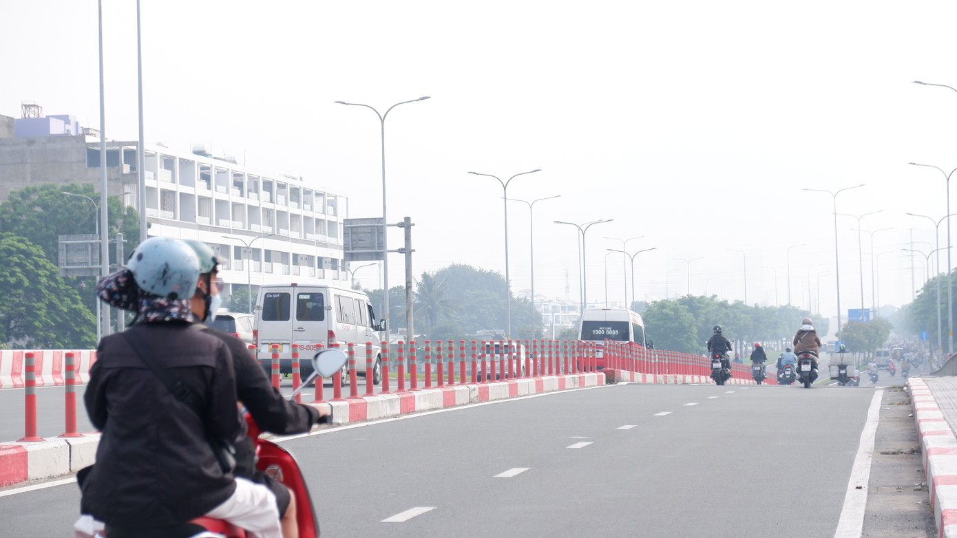 Sương mù mờ ảo trên đường Võ Văn Kiệt (quận 8, TPHCM). Ảnh: Hữu Huy