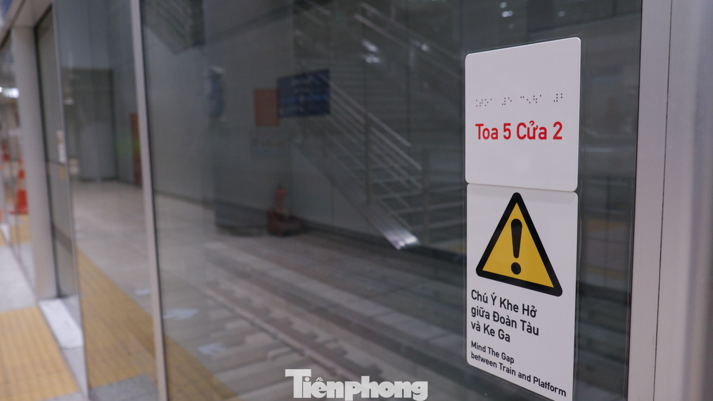 Khu vực ke ga (lối lên xuống tàu) được lắp cửa tự động. Cửa chắn ke ga đảm bảo an toàn cho hành khách lên xuống tàu, đồng thời việc sử dụng cửa tự động sẽ giúp giảm nhân sự vận hành ở khu vực ga.