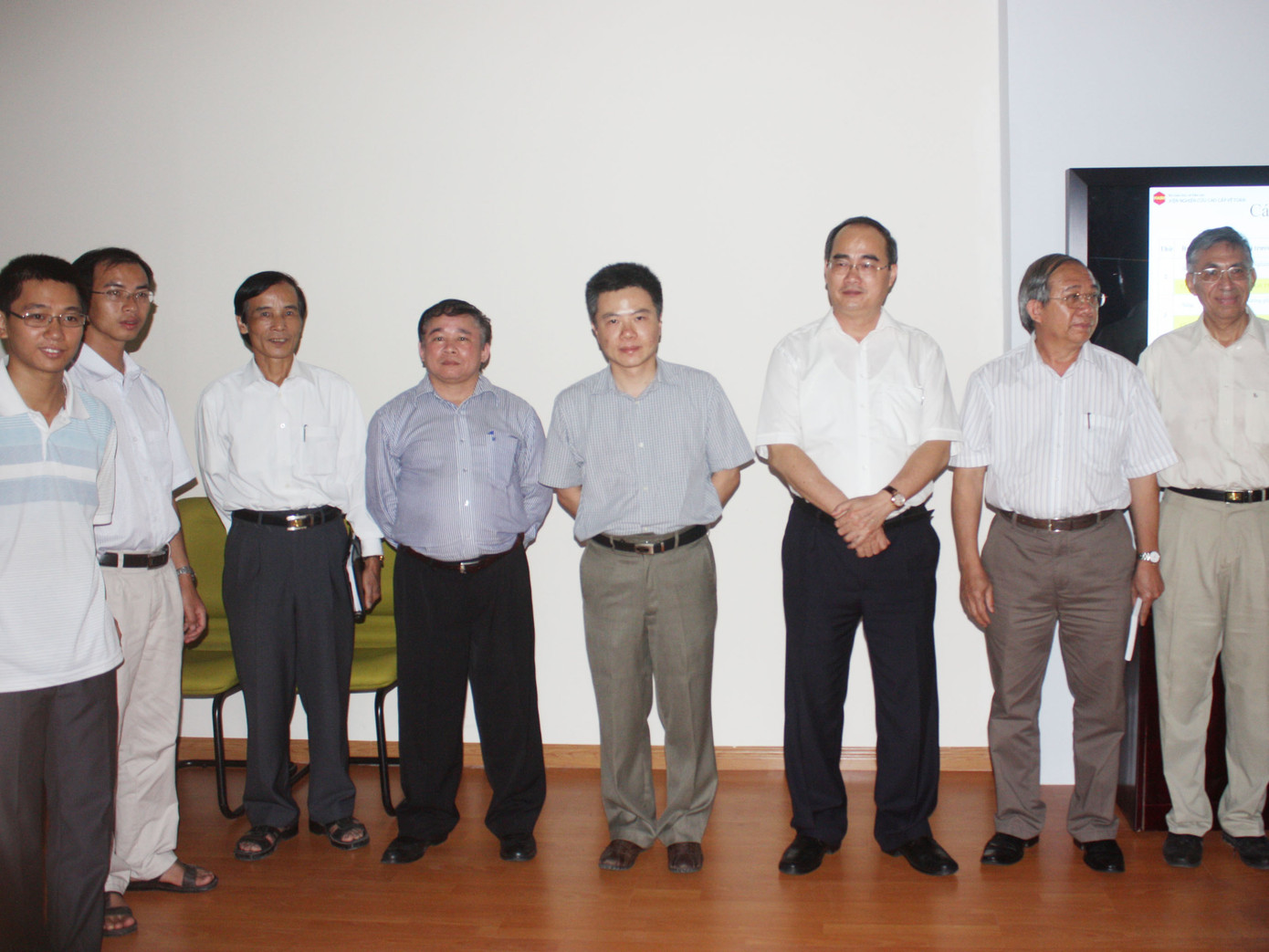 Phó Thủ tướng và GS Ngô Bảo Châu chụp ảnh cùng với các giáo sư nước ngoài đến giảng dạy ở Viện toán cao cấp