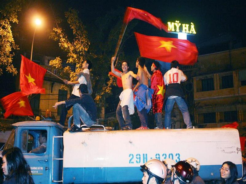 Trèo cả lên xe bồn để hò reo