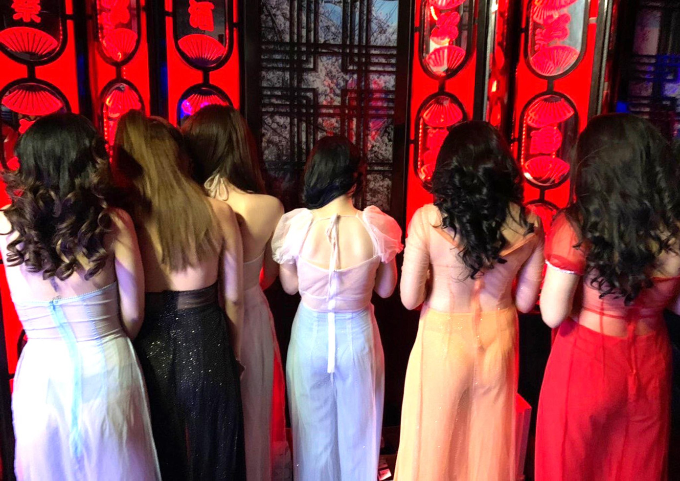 Các nữ tiếp viên mặc đồ "xuyên thấu" phục vụ khách hát. Các nữ tiếp viên mặc đồ "xuyên thấu" phục vụ khách hát.