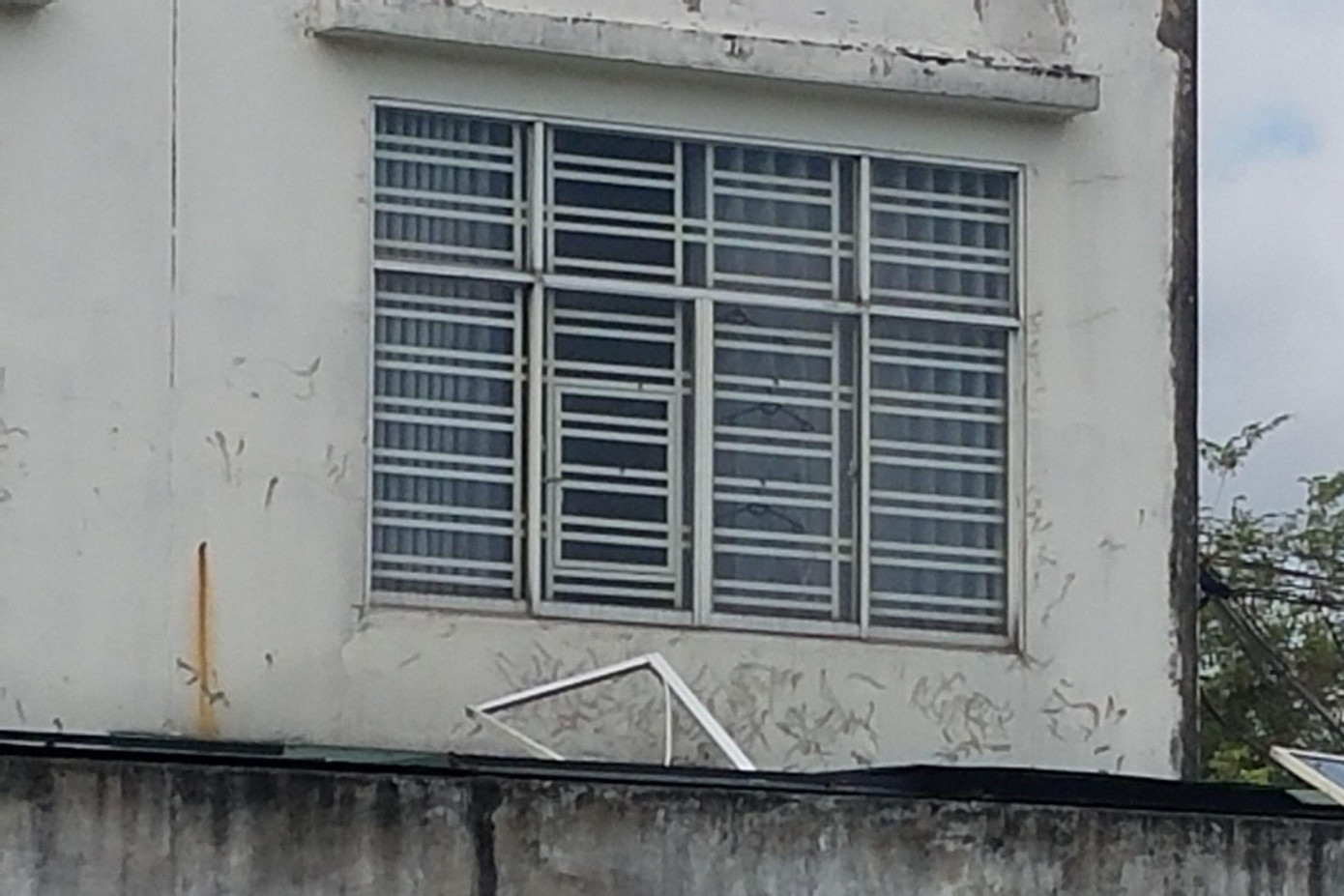 Cửa sổ bằng kính của căn nhà bị vỡ vụn. Cửa sổ bằng kính của căn nhà bị vỡ vụn.