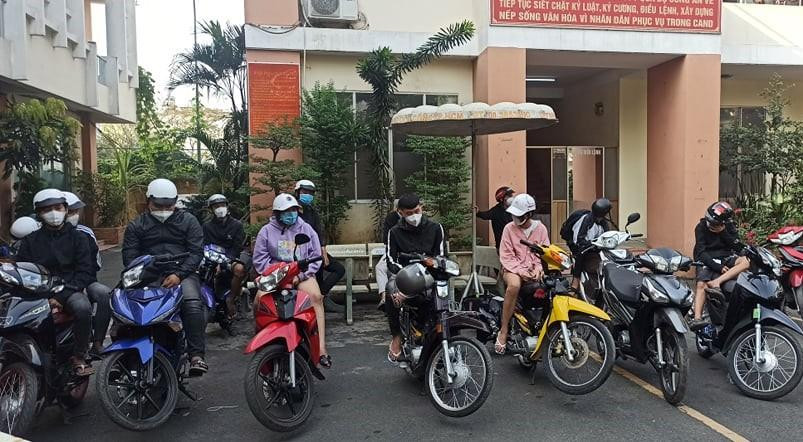 Nhóm 'quái xế' được đưa về trụ sở Đội CSGT Rạch Chiếc để xử lý. Nhóm 'quái xế' được đưa về trụ sở Đội CSGT Rạch Chiếc để xử lý.