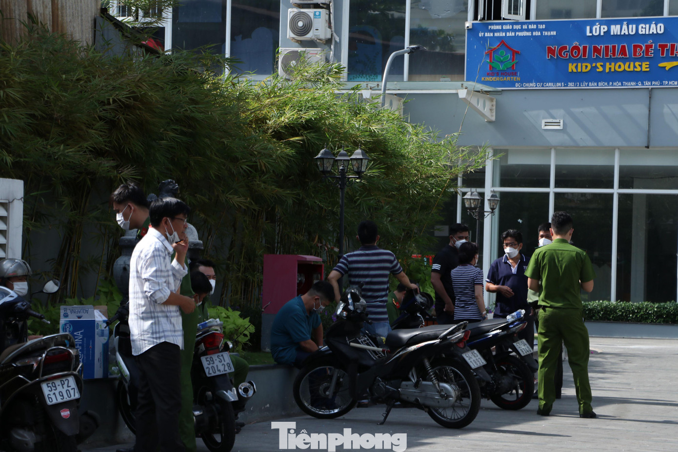 Lực lượng chức năng phong tỏa hiện trường, điều tra vụ việc.