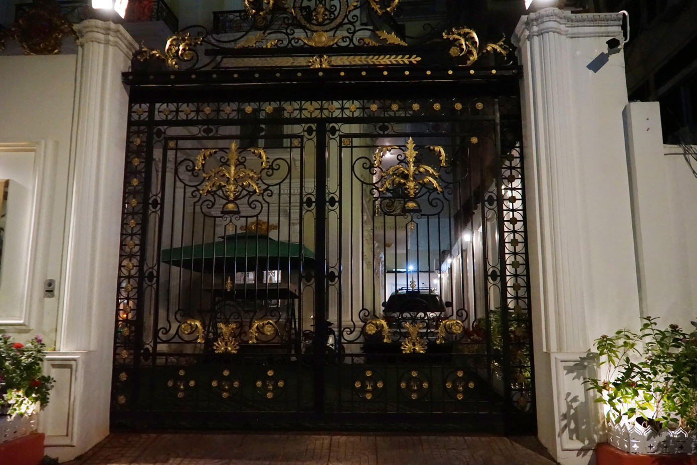 Cổng căn biệt thự nơi bà Hằng ở tại số 6, đường Nguyễn Thông, quận 3, TPHCM được khép kín, lực lượng chức năng phong tỏa khu vực xung quanh, không cho người dân lại gần.