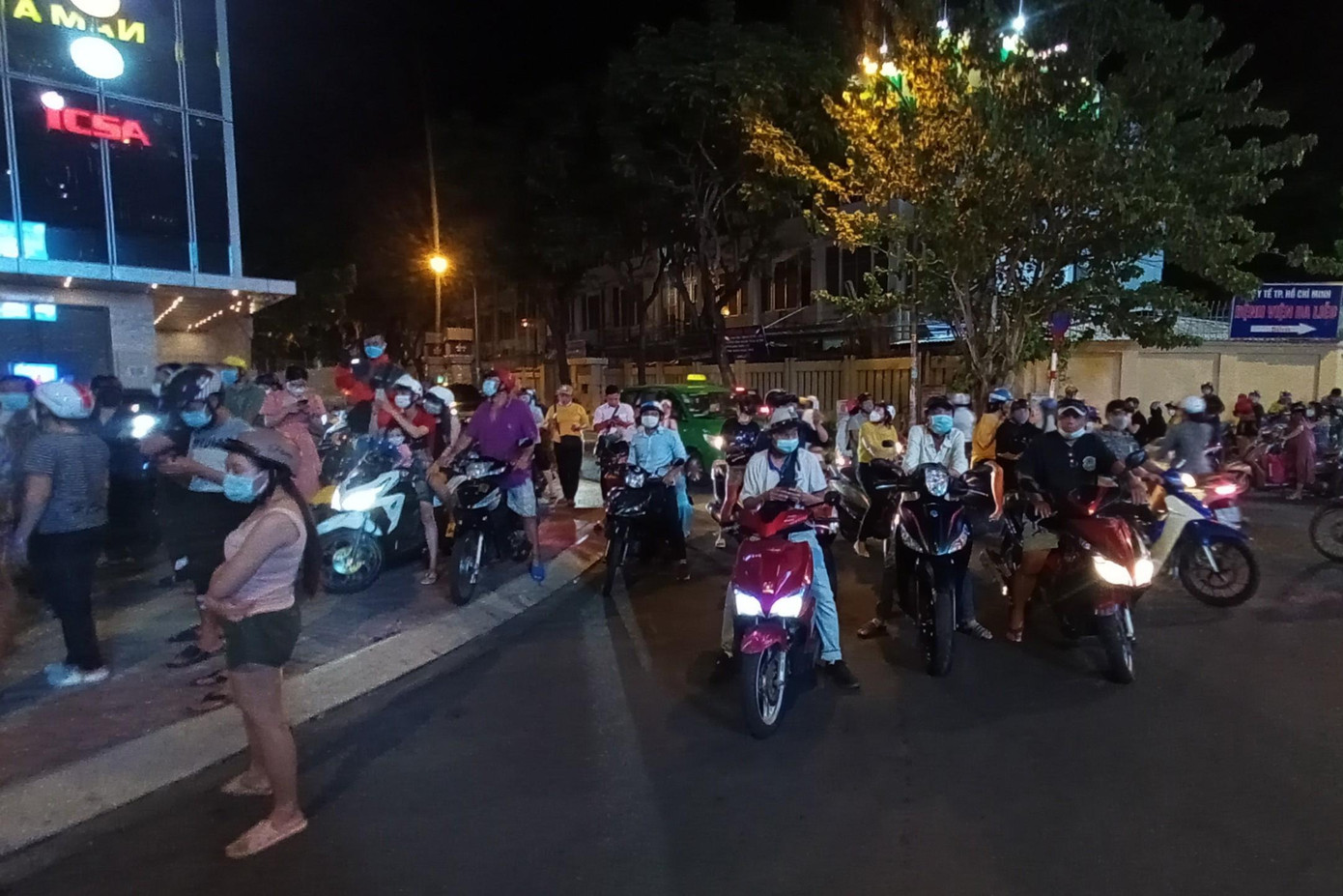 Công an TPHCM xác định bà Nguyễn Phương Hằng đã lợi dụng sức ảnh hưởng của bản thân, sử dụng chức năng của mạng xã hội trên internet, tổ chức nhiều buổi phát trực tiếp nội dung thông tin không kiểm chứng, liên quan đến đời tư của người khác; trong đó sử dụng những ngôn từ mang tính chất nhục mạ, xúc phạm danh dự, nhân phẩm của người khác.