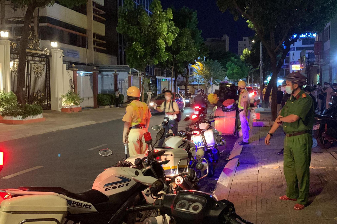 Công an khám xét nhà bà Hằng. Công an khám xét nhà bà Hằng.