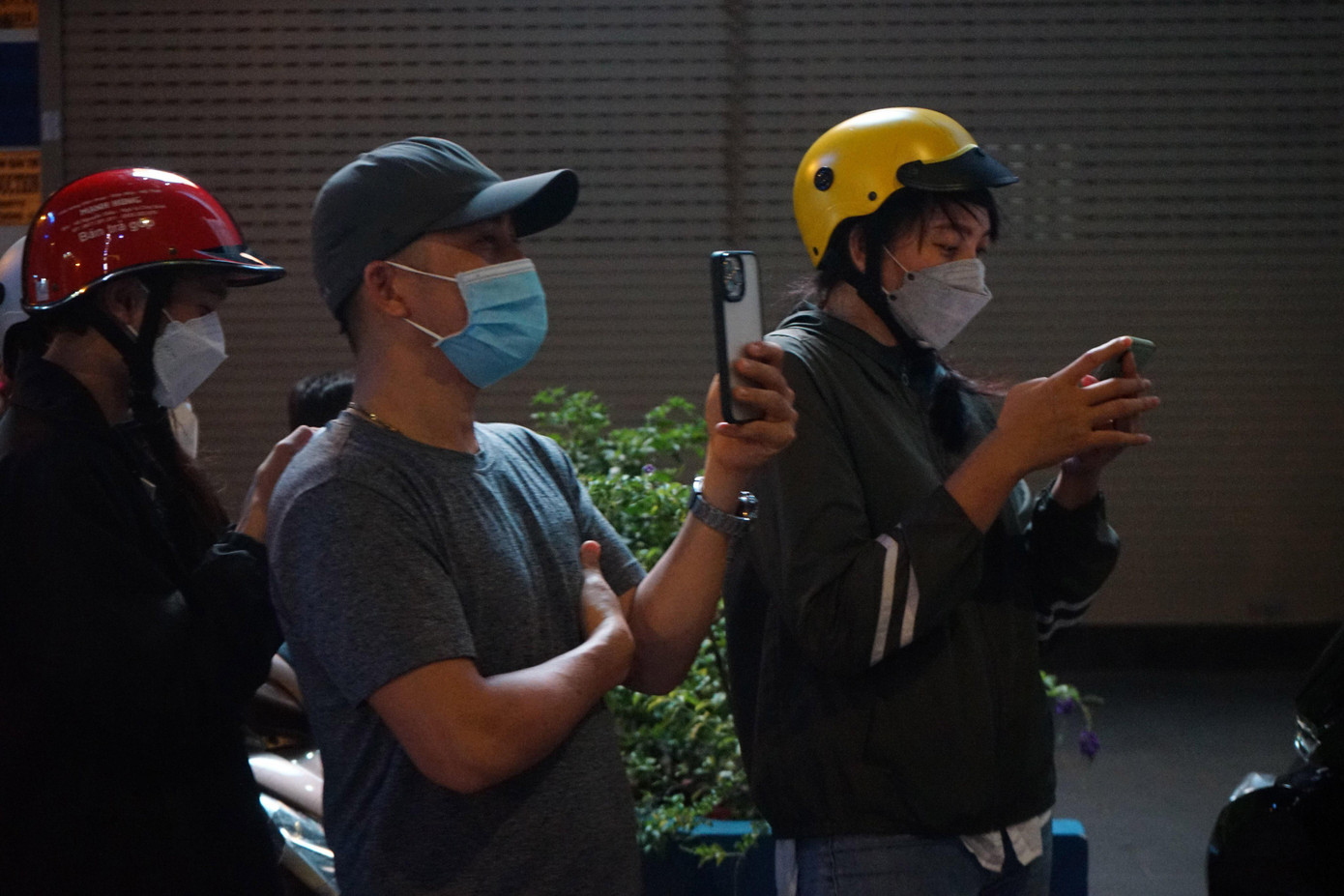 Nhiều người hiếu kỳ tập trung livestream, quay phim khi nhà bà Hằng bị khám xét.