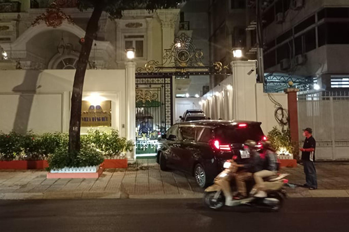 Công an khám xét nhà bà Hằng. Công an khám xét nhà bà Hằng.