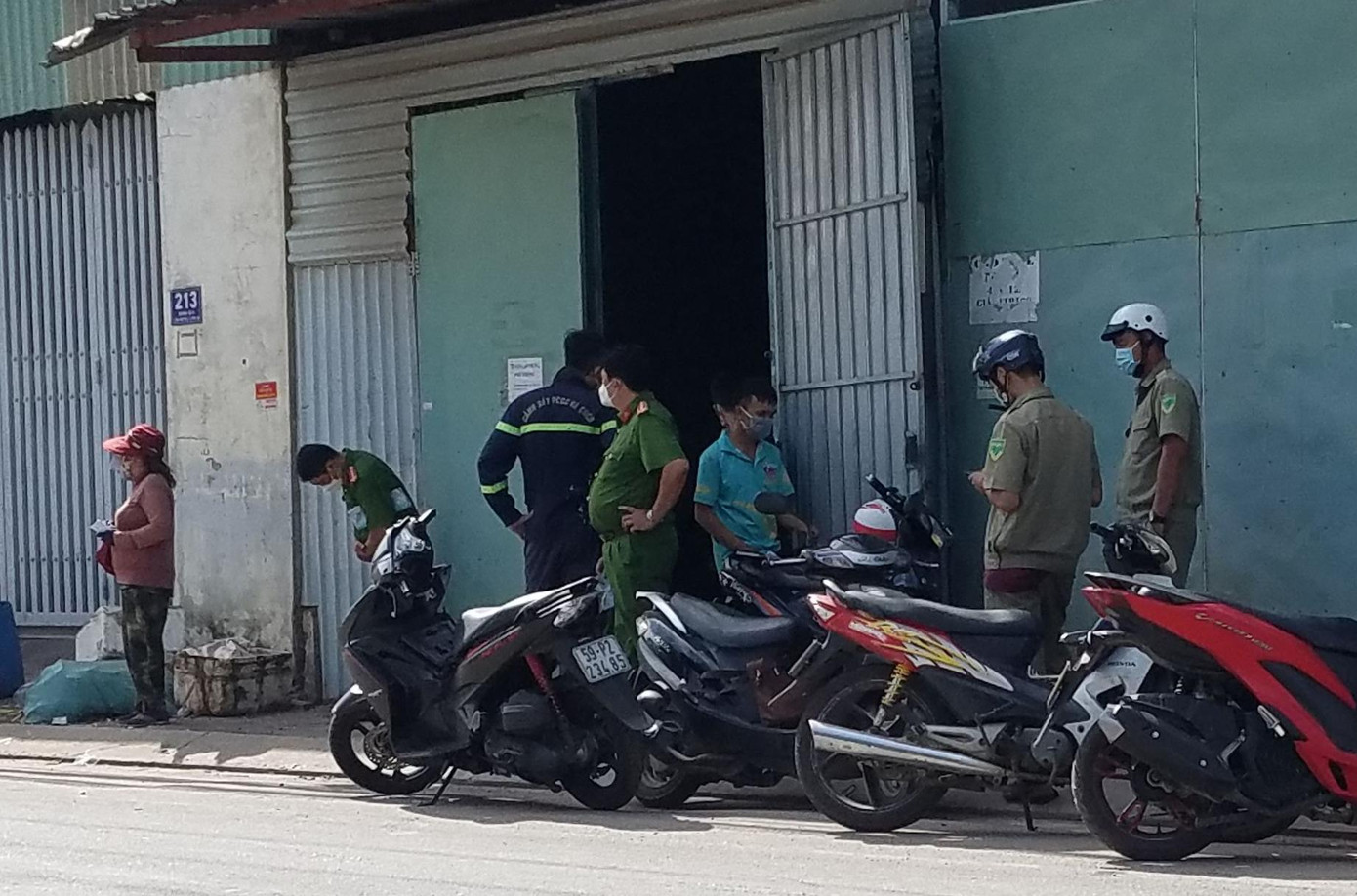 Công an điều tra vụ việc. Công an điều tra vụ việc.