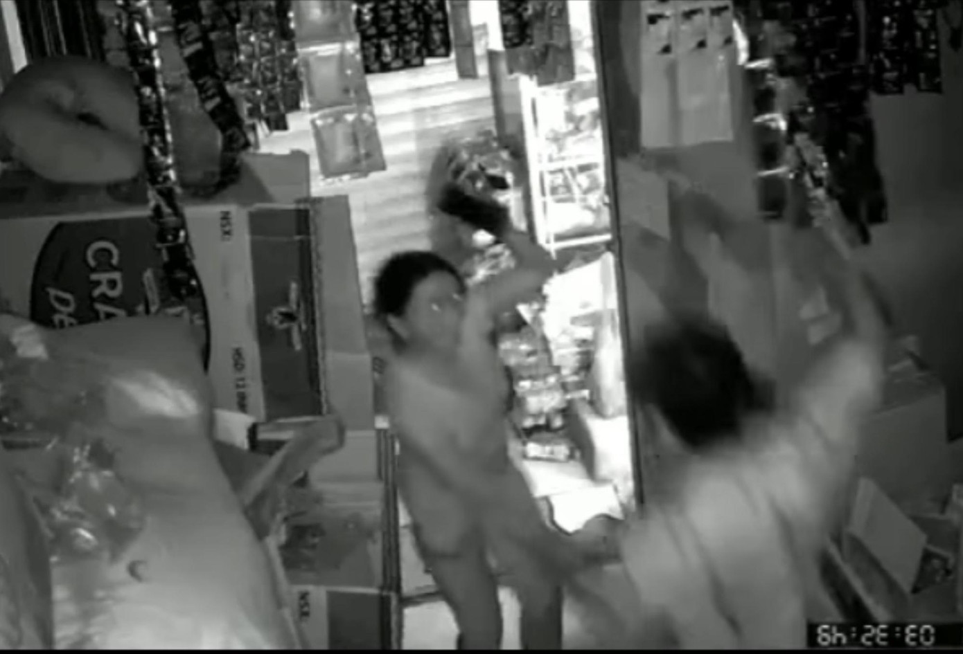 Người đàn ông dùng dao chém vợ hờ tới tấp.