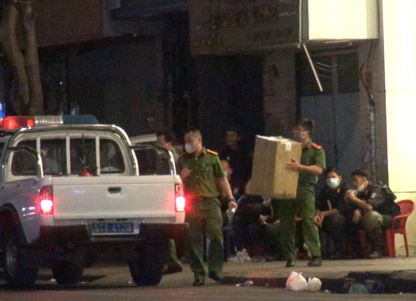 Công an thu giữ nhiều tài liệu sau khi khám xét nhà bà Hằng. Công an thu giữ nhiều tài liệu sau khi khám xét nhà bà Hằng.