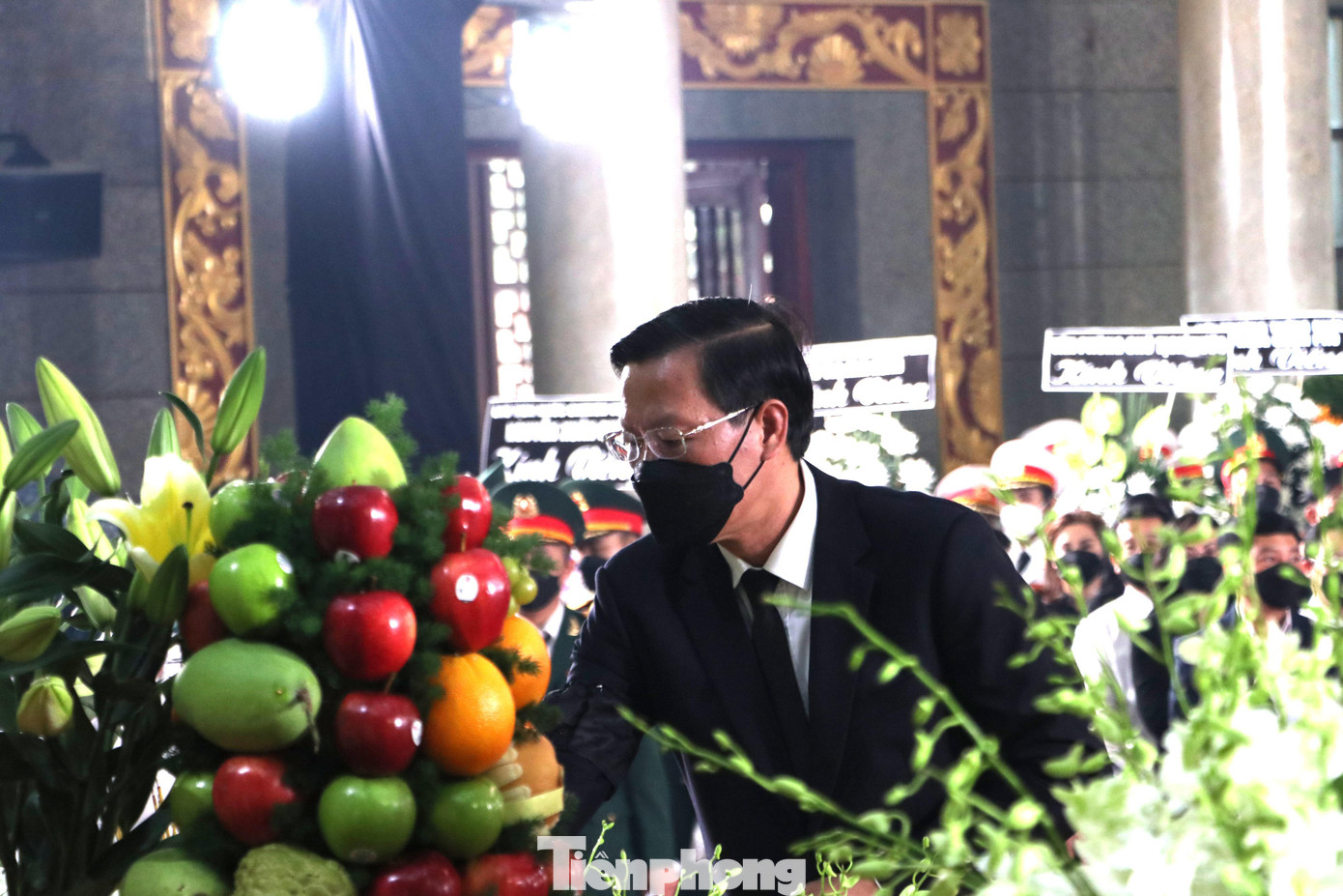 Chủ tịch UBND TPHCM Phan Văn Mãi thắp nhang viếng ông Lê Hòa Bình.