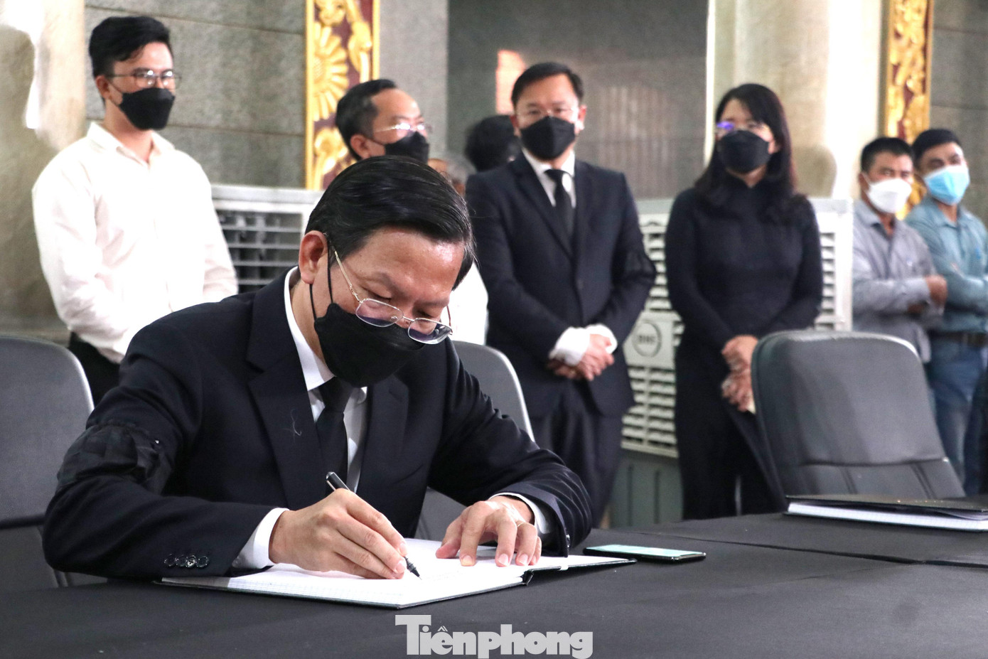 Chủ tịch UBND TPHCM Phan Văn Mãi ghi sổ tang. Chủ tịch UBND TPHCM Phan Văn Mãi ghi sổ tang.