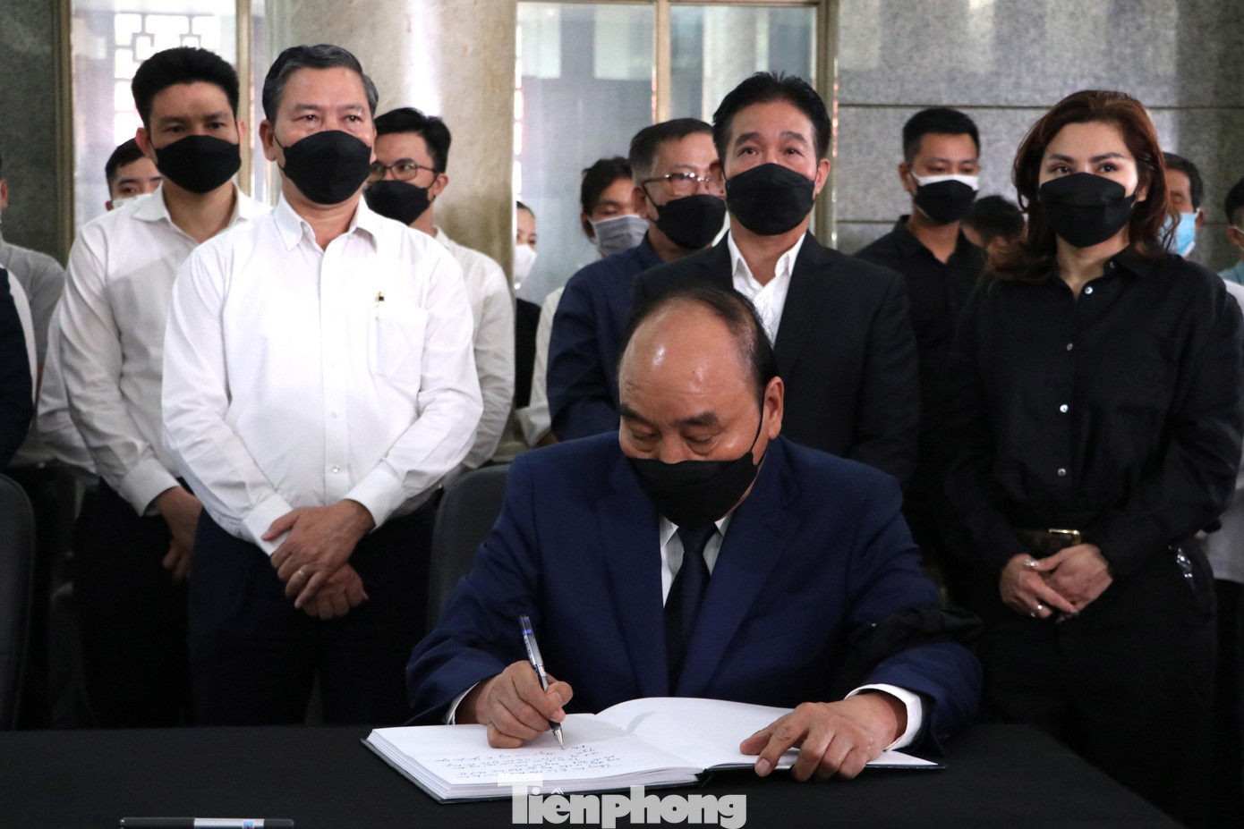 Chủ tịch nước Nguyễn Xuân Phúc ghi sổ tang. Chủ tịch nước Nguyễn Xuân Phúc ghi sổ tang.