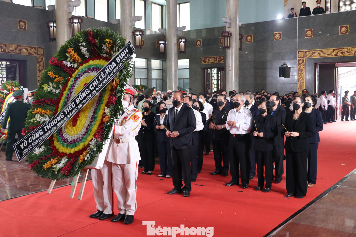 Nguyên Phó Thủ tướng Thường trực Chính phủ Trương Hòa Bình cùng đoàn nguyên lãnh đạo Đảng, Nhà nước, UBND, HĐND TPHCM viếng.