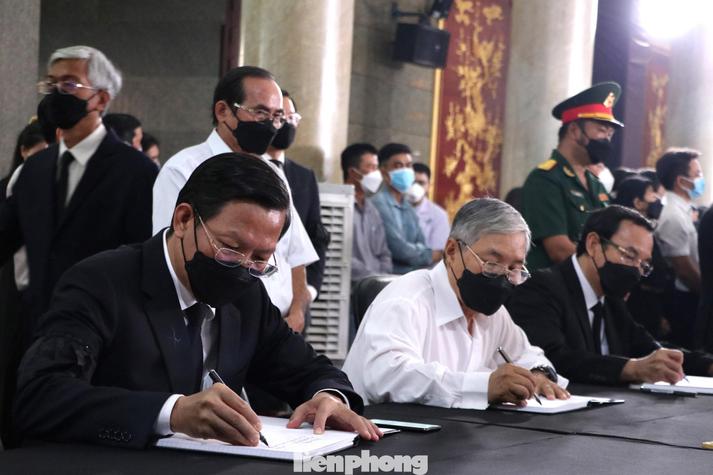 Lãnh đạo UBND, Thành ủy TPHCM ghi sổ tang chia buồn cùng gia đình ông Lê Hòa Bình.