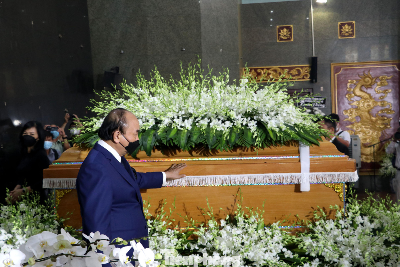 Chủ tịch nước Nguyễn Xuân Phúc đi vòng quanh linh cữu ông Lê Hòa Bình.