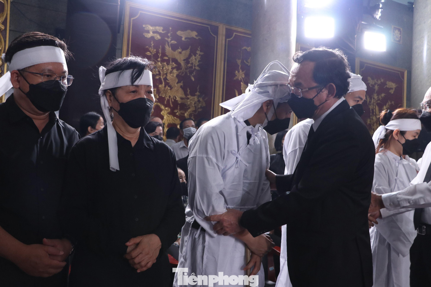 Bí thư Thành ủy TPHCM Nguyễn Văn Nên chia buồn cùng thân nhân ông Lê Hòa Bình.