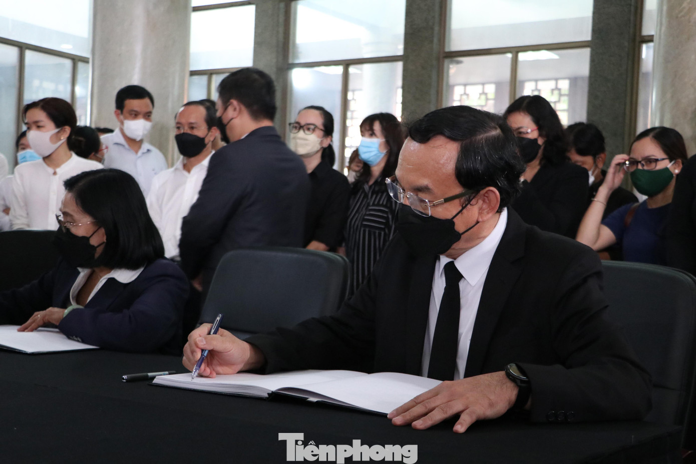 Bí thư Thành ủy TPHCM Nguyễn Văn Nên ghi sổ tang. Bí thư Thành ủy TPHCM Nguyễn Văn Nên ghi sổ tang.