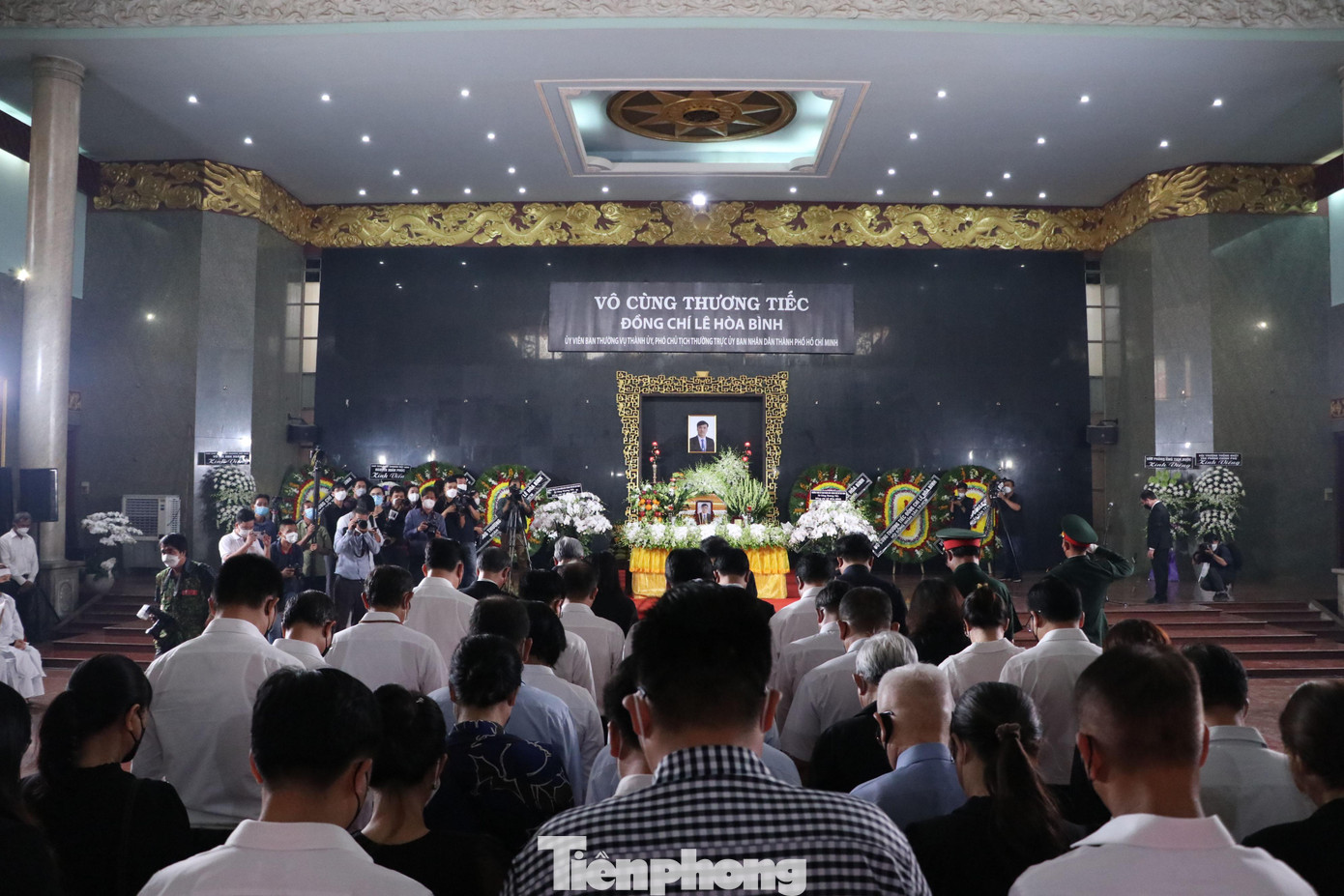 Nhiều đoàn đại biểu các sở ngành TPHCM và các tỉnh thành đến viếng ông Lê Hòa Bình.