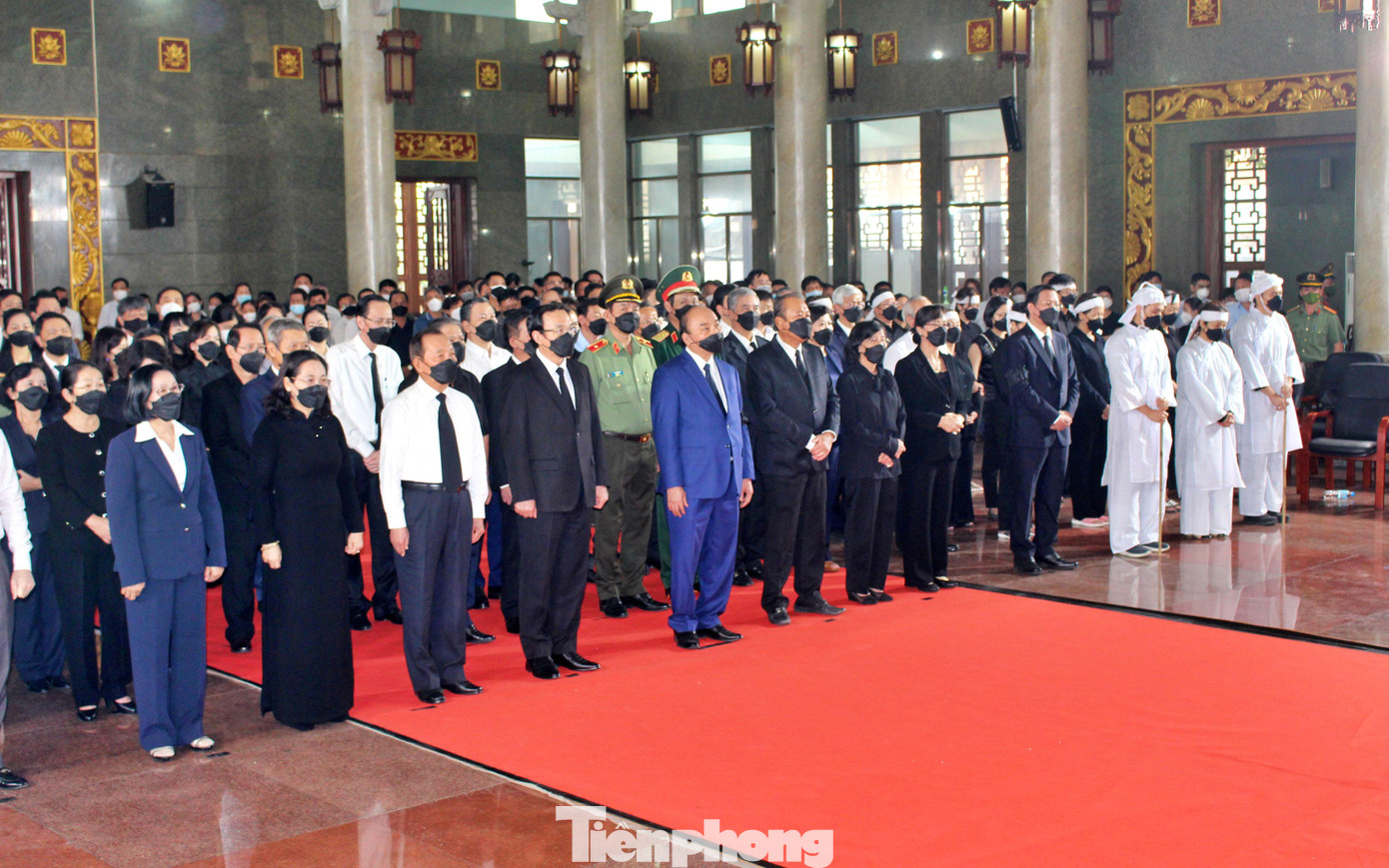 Chiều 31/3, UBND TPHCM và gia đình tổ chức lễ viếng Phó Chủ tịch Thường trực UBND TPHCM Lê Hòa Bình tại Nhà tang lễ Quốc gia phía Nam, số 5 đường Phạm Ngũ Lão, phường 3, quận Gò Vấp.