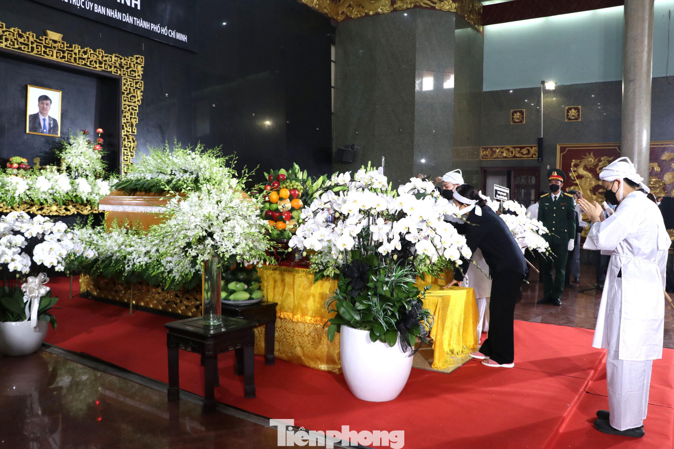 Trong tiếng nhạc Hồn tử sĩ, các đoàn vào viếng Phó Chủ tịch Thường trực UBND TPHCM Lê Hòa Bình. Trong hình là người thân ông Lê Hòa Bình thắp nhang viếng.
