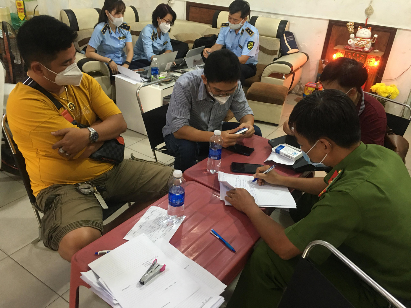 Lực lượng chức năng làm việc với chủ cơ sở. Lực lượng chức năng làm việc với chủ cơ sở.