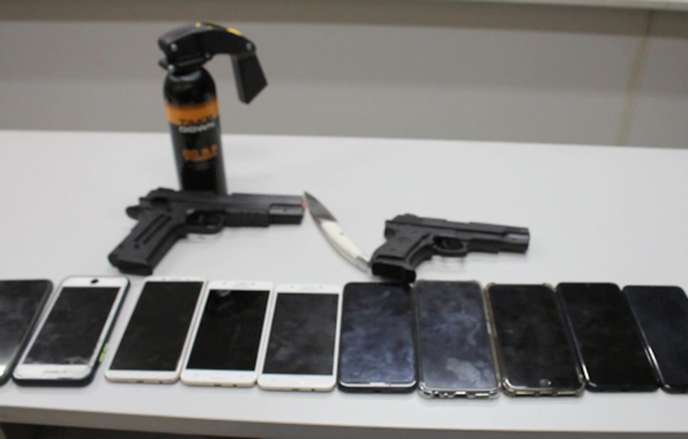 Súng và tang vật bị thu giữ. Súng và tang vật bị thu giữ.