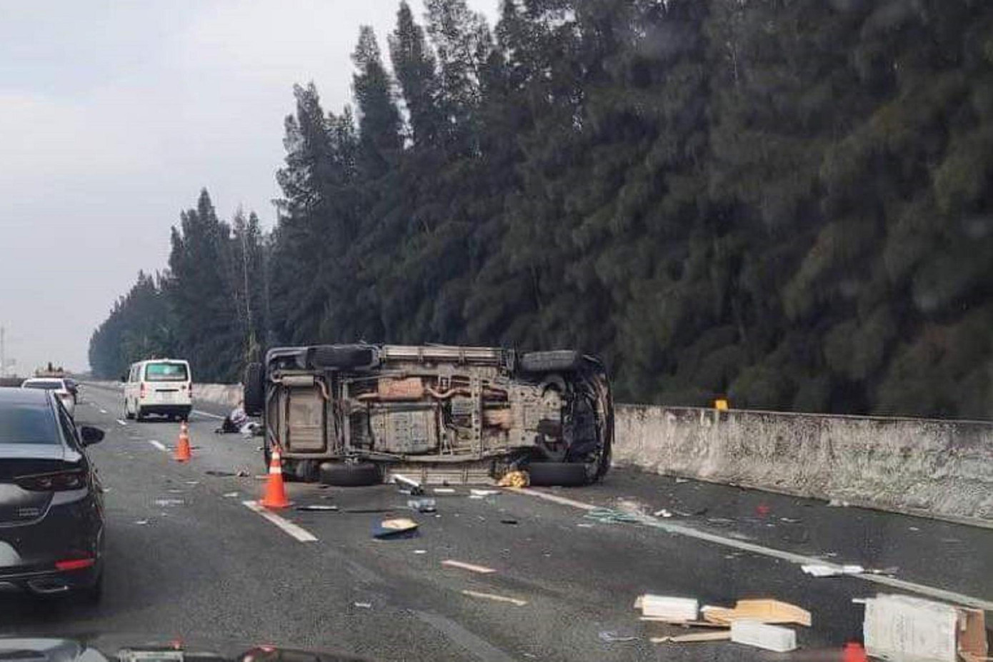 Trưa 29/3, Công an tỉnh Long An phối hợp cùng Cục Cảnh sát giao thông đang điều tra nguyên nhân vụ tai nạn giao thông trên cao tốc TPHCM – Trung Lương khiến Phó Chủ tịch UBND TPHCM Lê Hòa Bình tử vong và 2 người khác bị thương. Trưa 29/3, Công an tỉnh Long An phối hợp cùng Cục Cảnh sát giao thông đang điều tra nguyên nhân vụ tai nạn giao thông trên cao tốc TPHCM – Trung Lương khiến Phó Chủ tịch UBND TPHCM Lê Hòa Bình tử vong và 2 người khác bị thương.