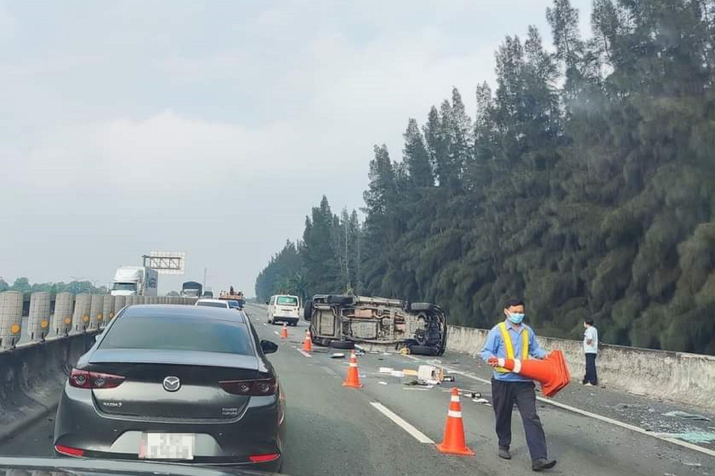 Khoảng 7h45 sáng cùng ngày, xe ô tô 7 chỗ do tài xế Nguyễn Quang Vinh (SN 1989) điều khiển, lưu thông trên cao tốc TPHCM – Trung Lương theo hướng đi tỉnh Tiền Giang. Khoảng 7h45 sáng cùng ngày, xe ô tô 7 chỗ do tài xế Nguyễn Quang Vinh (SN 1989) điều khiển, lưu thông trên cao tốc TPHCM – Trung Lương theo hướng đi tỉnh Tiền Giang.