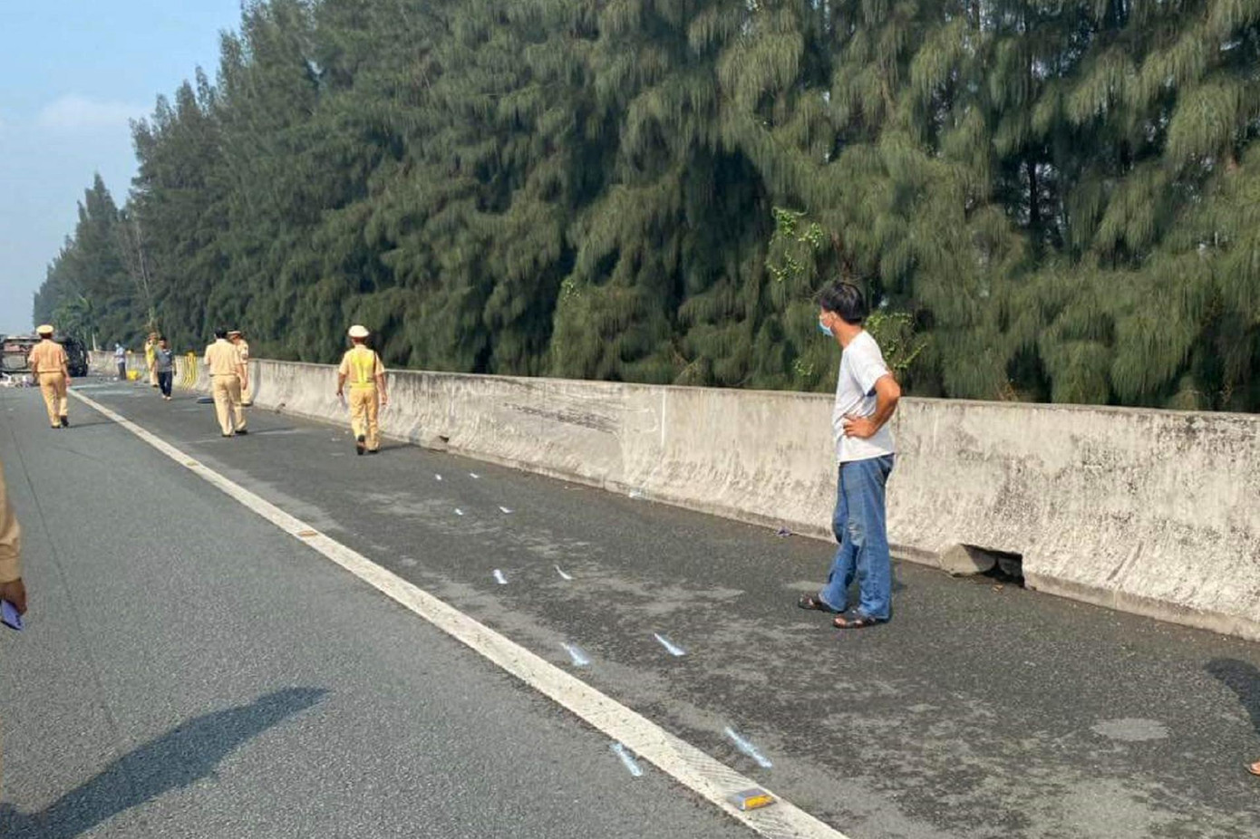 Chiếc xe trượt một đoạn dài sau khi xảy ra sự cố nổ lốp dẫn đến lật. Chiếc xe trượt một đoạn dài sau khi xảy ra sự cố nổ lốp dẫn đến lật.