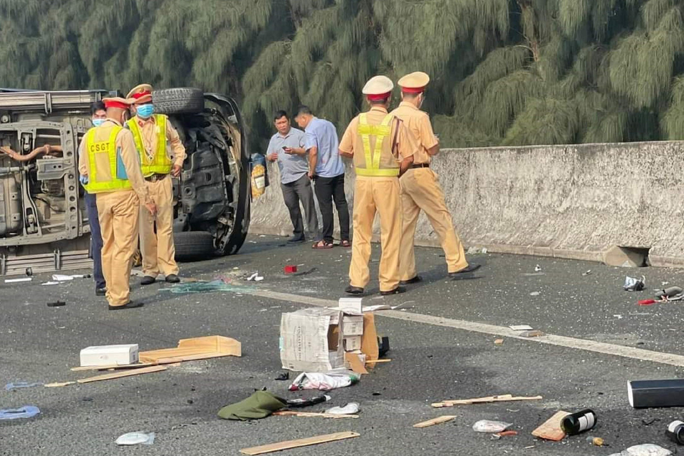 Tại hiện trường, chiếc xe ô tô 7 chỗ bị hư hỏng nặng, nhiều mảnh vỡ văng dưới mặt đường. Tại hiện trường, chiếc xe ô tô 7 chỗ bị hư hỏng nặng, nhiều mảnh vỡ văng dưới mặt đường.