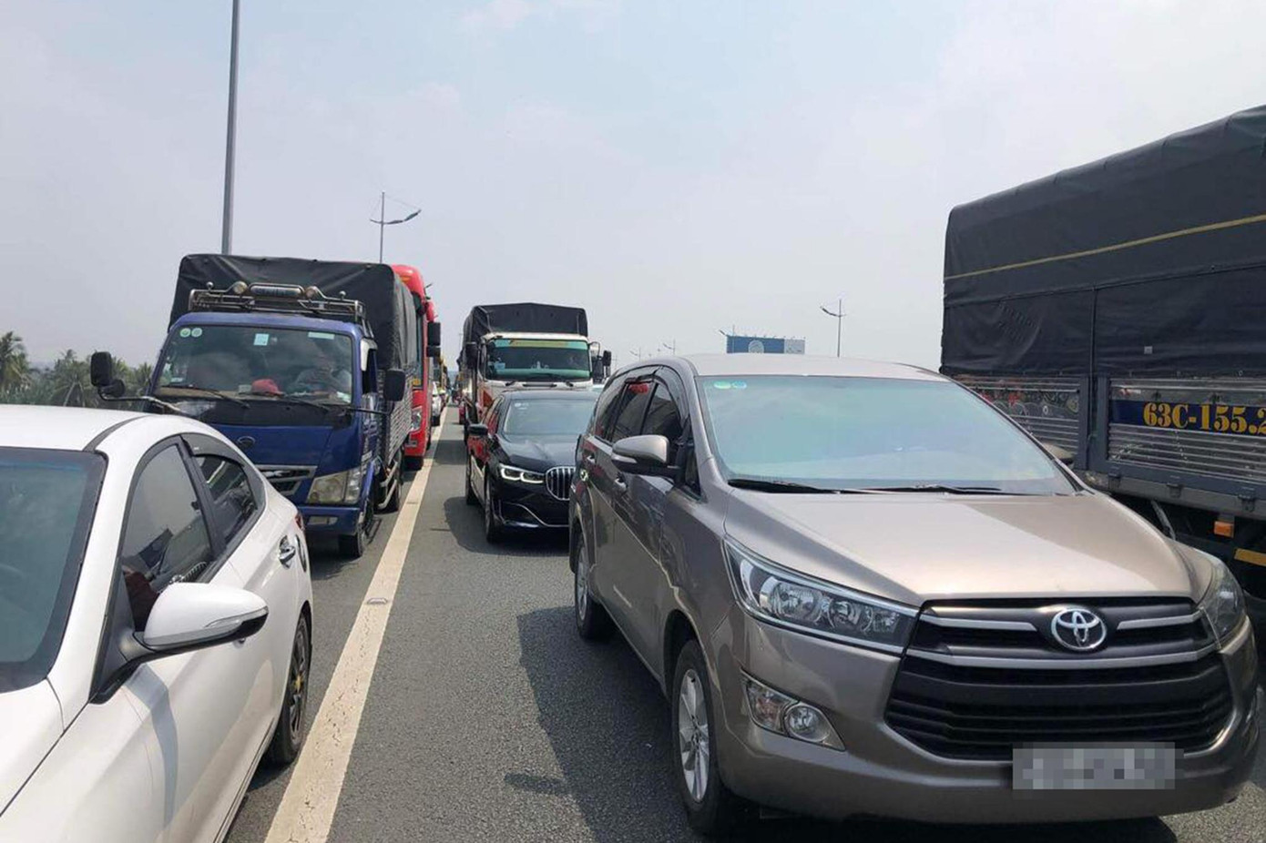 Đến hơn 11h trưa, dòng xe vẫn ùn ứ nhiều kilomet trên cao tốc. Đến hơn 11h trưa, dòng xe vẫn ùn ứ nhiều kilomet trên cao tốc.