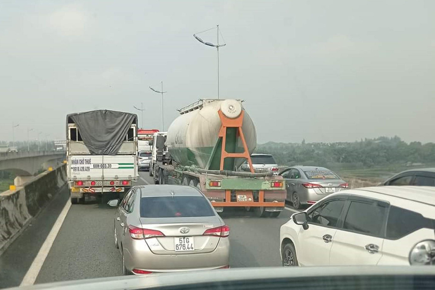 Tai nạn khiến giao thông trên cao tốc TPHCM - Trung Lương hướng đi tỉnh Tiền Giang ùn tắc kéo dài. Tai nạn khiến giao thông trên cao tốc TPHCM - Trung Lương hướng đi tỉnh Tiền Giang ùn tắc kéo dài.