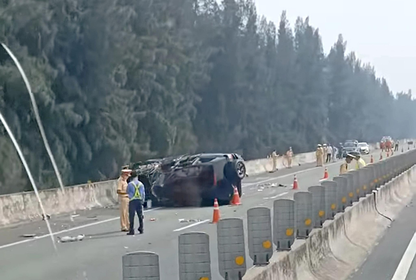 Tai nạn khiến 3 người ngồi trên xe gồm: ông Lê Hòa Bình, Phó Chủ tịch thường trực UBND TP HCM tử vong; tài xế Nguyễn Quang Vinh và ông Dương Tấn Trước (SN 1981) bị thương nặng. Tai nạn khiến 3 người ngồi trên xe gồm: ông Lê Hòa Bình, Phó Chủ tịch thường trực UBND TP HCM tử vong; tài xế Nguyễn Quang Vinh và ông Dương Tấn Trước (SN 1981) bị thương nặng.