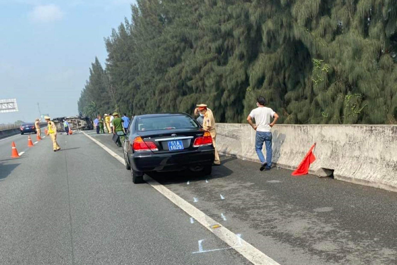 Khi đến km21+700 thuộc xã Thạnh Đức, huyện Bến Lức, tỉnh Long An bất ngờ xe bị nổ lốp dẫn đến bị lật nằm chắn ngang làn 2 và làn khẩn cấp. Khi đến km21+700 thuộc xã Thạnh Đức, huyện Bến Lức, tỉnh Long An bất ngờ xe bị nổ lốp dẫn đến bị lật nằm chắn ngang làn 2 và làn khẩn cấp.