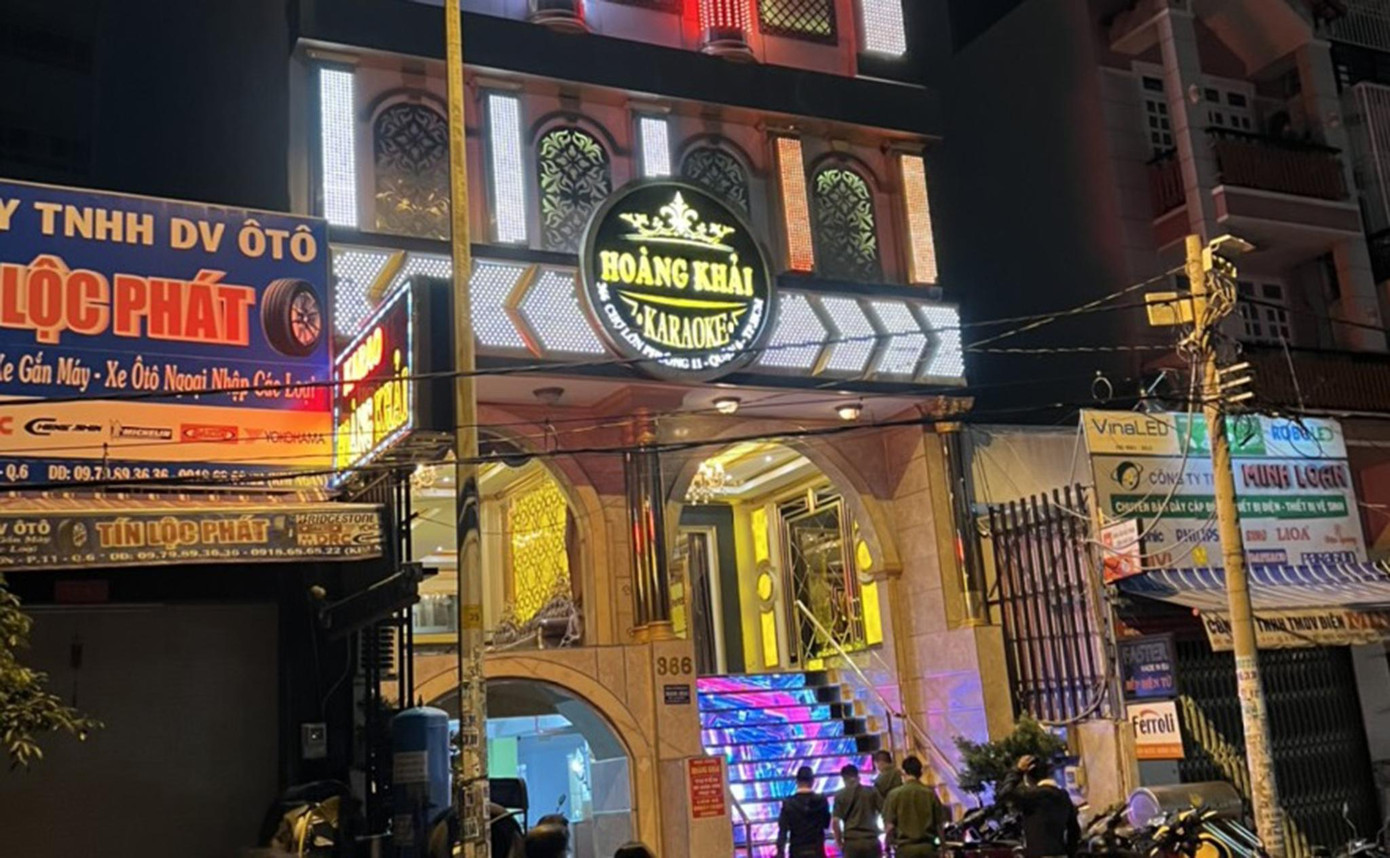 Quán karaoke có hàng chục người dương tính với ma túy. Quán karaoke có hàng chục người dương tính với ma túy.