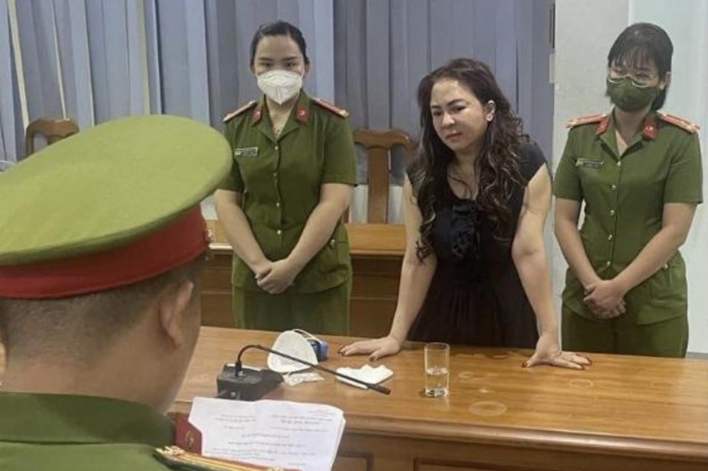 Công an đọc lệnh bắt tạm giam bị can Nguyễn Phương Hằng.