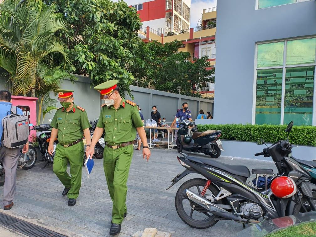 Lực lượng chức năng điều tra vụ việc.